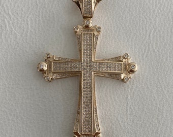 Colgante de cruz con diamantes pavé en oro amarillo de 10 quilates: Regalo religioso
