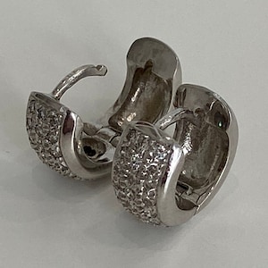 Pendientes Huggie de diamantes blancos hechos a mano en oro blanco de 14 quilates
