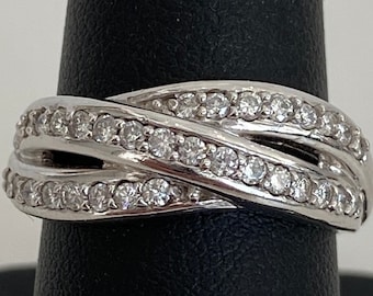 Anillo cruzado de diamantes de oro macizo de 14 quilates
