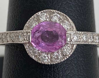 Anillo de compromiso de oro blanco de 18 quilates con zafiro rosa y halo de diamantes