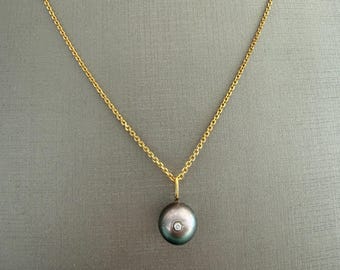Ciondolo con perla nera in oro 18 carati e diamanti