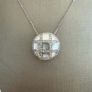 Vintage Theme Mother of Pearl & Diamond Round Pendant 18KW Necklace