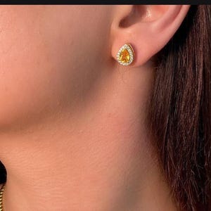 Aretes de oro de 18 quilates con zafiro naranja y diamantes talla pera