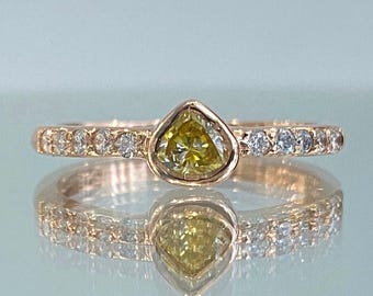 Anillo de compromiso de oro rosa con diamante amarillo raro de 18 quilates