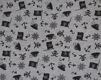 Puede incluir: Una tela gris con un patrón repetido de símbolos negros con temática pirata, incluyendo ancres, espadas, calaveras, banderas y timones.