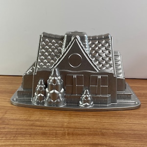 Nordic Ware Gingerbread House Mold Pan 2.1 Liters / 9 Cups