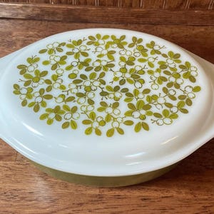 2 1/2 Quart Pyrex Verde Oval Casserole Dish with Olive Lid - Vintage Mid Century Glass Ovenware - Avocado Green Pyrex