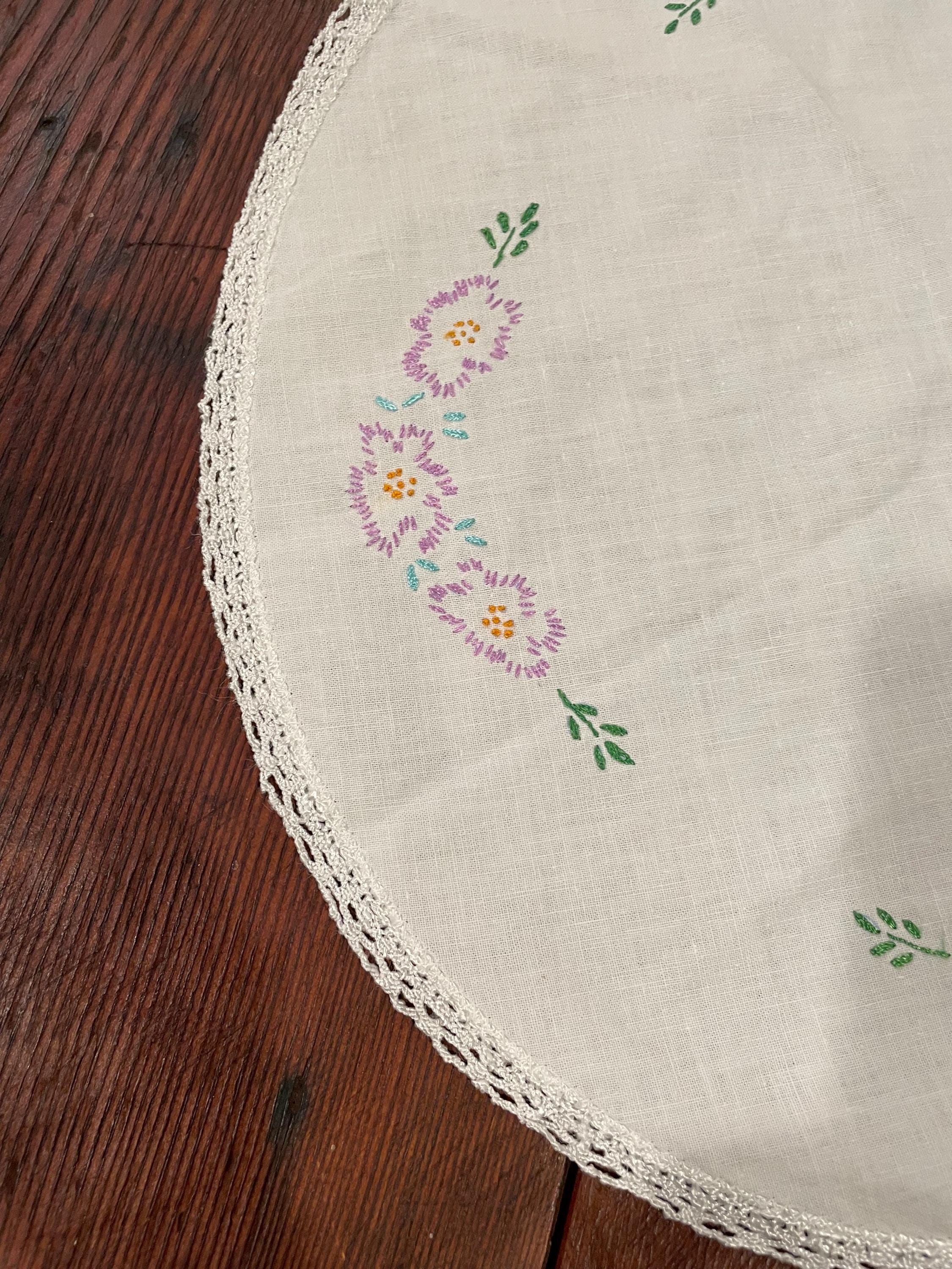 Round Table Table Topper Embroidered Round Table Topper - Vintage Linens - Table Runner - Home ...