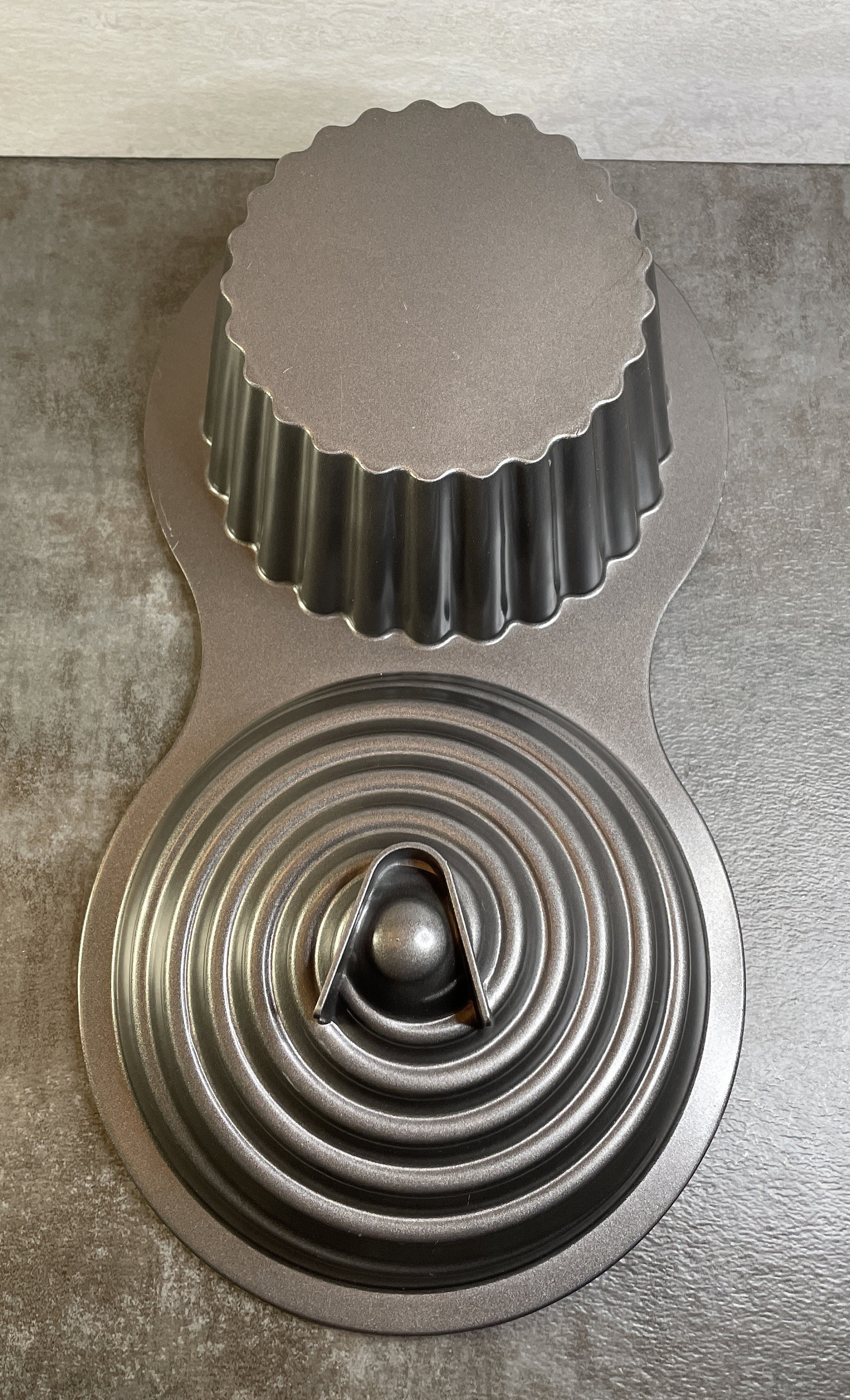 Wilton Cupcake Pan Box, Large,Silver