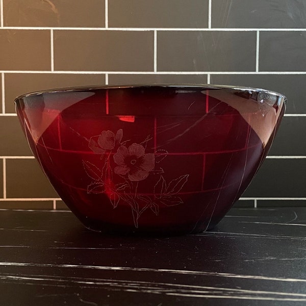Arcoroc Ruby Red Serving Bowl  - Vintage Glass Bowl - Red Salad Bowl - Christmas Holiday Dishes