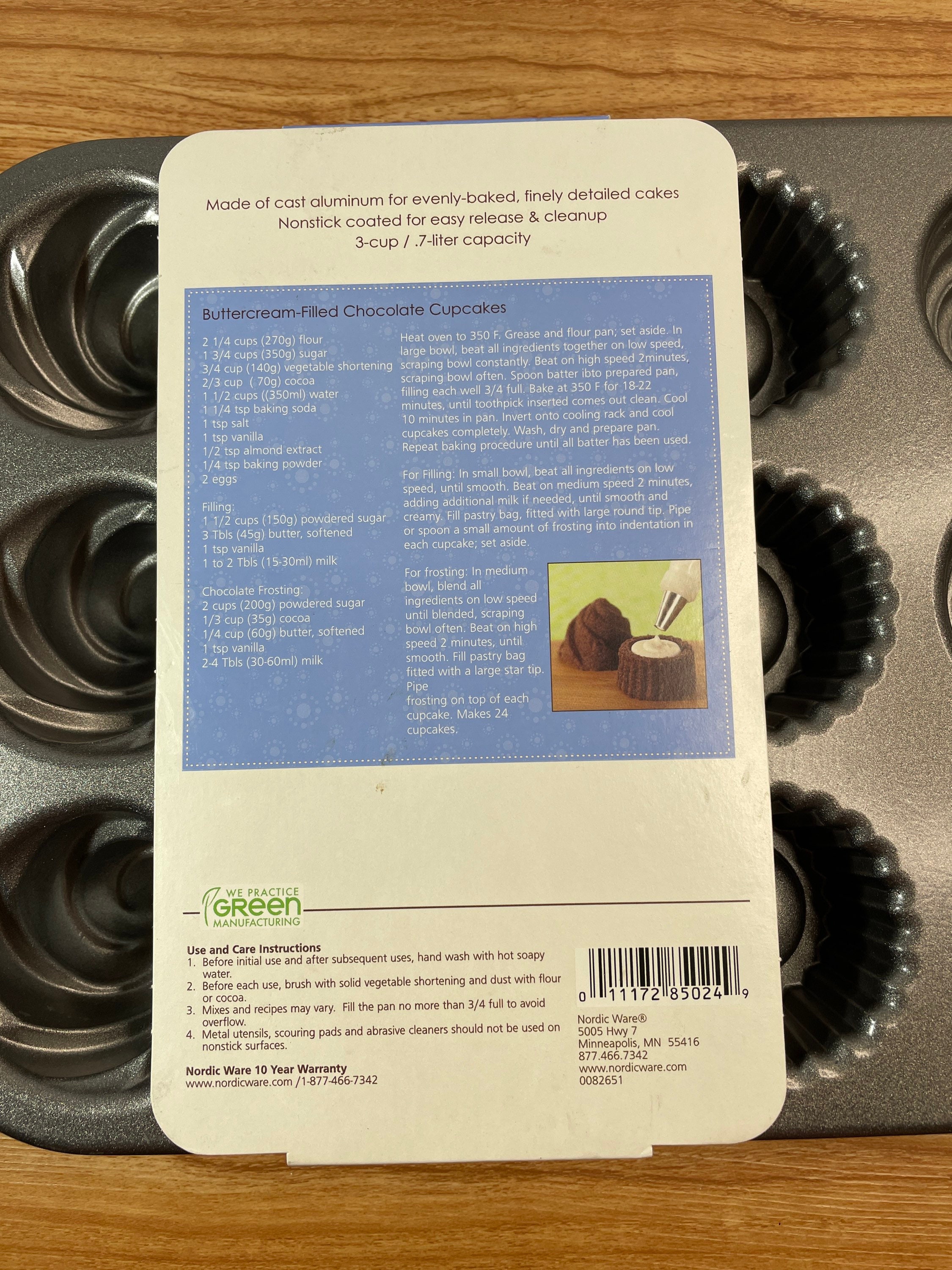 Nordic Ware Creme-Filled Cupcake Pan (6 cakes)