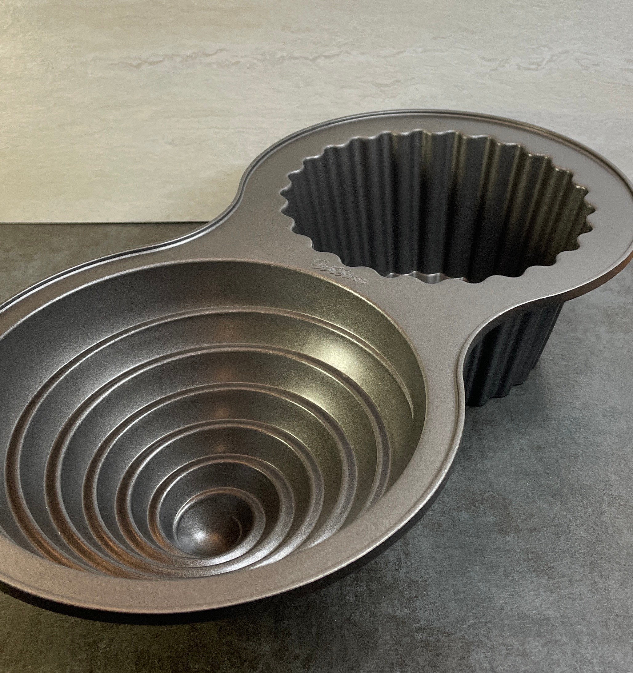 Eddingtons Giant Cupcake Pan Non Stick Cake Mould - Makes 6'' Cupcakes