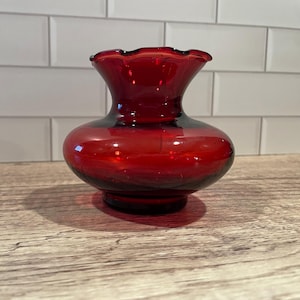 Vintage Ruby Red Anchor Hocking Vase - Wedding Decor - Party Decor - Floral Arrangements - Christmas Decor