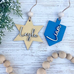 Etiquettes de nom Hanoukka, étiquettes en bois de Hanoucca, étiquettes Dreidel, étiquette cadeau de Hanoucca, ornements de buisson de Hanoucca