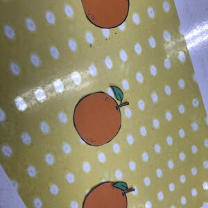 Oranje sticker.
