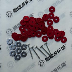 Op de afbeelding: Een assortiment knutselbenodigdheden, waaronder talrijke rode vilten ringen, zilveren metalen ringen en zilveren T-pinnen. De items zijn gerangschikt op een wit oppervlak met Chinese tekst en een logo.