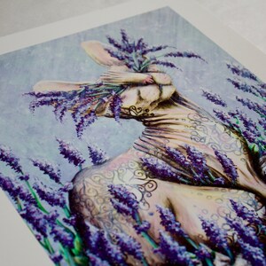 K&ouml;nnte beinhalten: Ein Aquarellbild eines haarlosen Katers mit komplizierten Tattoos, umgeben von Lavendelbl&uuml;ten. Der Kater blickt nach oben und hat einen ruhigen Ausdruck. Der Hintergrund ist in einem sanften Blau gehalten.