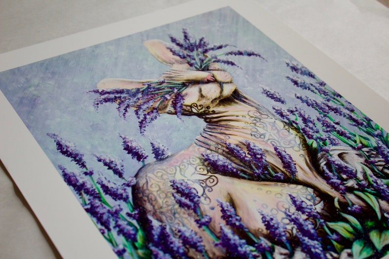 K&ouml;nnte beinhalten: Ein Aquarellbild eines haarlosen Katers mit komplizierten Tattoos, umgeben von Lavendelbl&uuml;ten. Der Kater blickt nach oben und hat einen ruhigen Ausdruck. Der Hintergrund ist in einem sanften Blau gehalten.