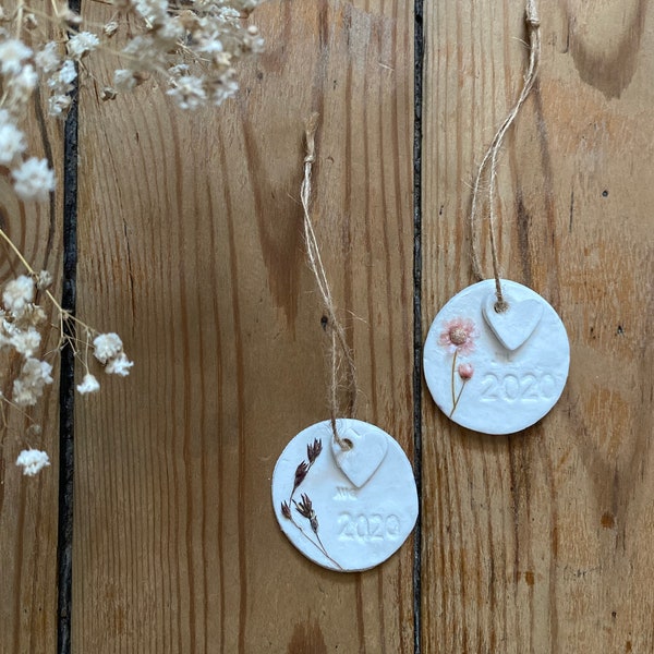 Roher Ton Wandaufhängung - Getrocknete Blumen und Datum zu personalisieren - Jute-Schnüre und kleines Herz aus Ton