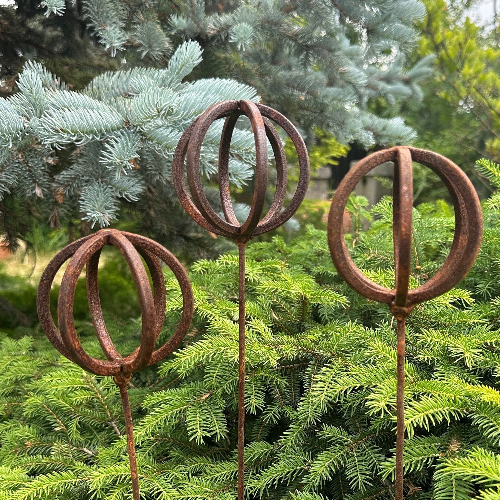 Lot de 3 fleurons rouillés, décoration de jardin en piquets de