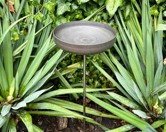 Atrapa-lluvia de 8", recolector de acero inoxidable, bebedero para pájaros, comedero y bebedero, estacas de jardín, arte de jardín, decoración única para jardín, acento desgastado