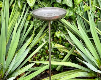 Recolector de lluvia de 6", recolector de acero inoxidable, bebedero para pájaros, comedero y bebedero, estacas de jardín, arte de jardín, decoración única para jardín, acento desgastado