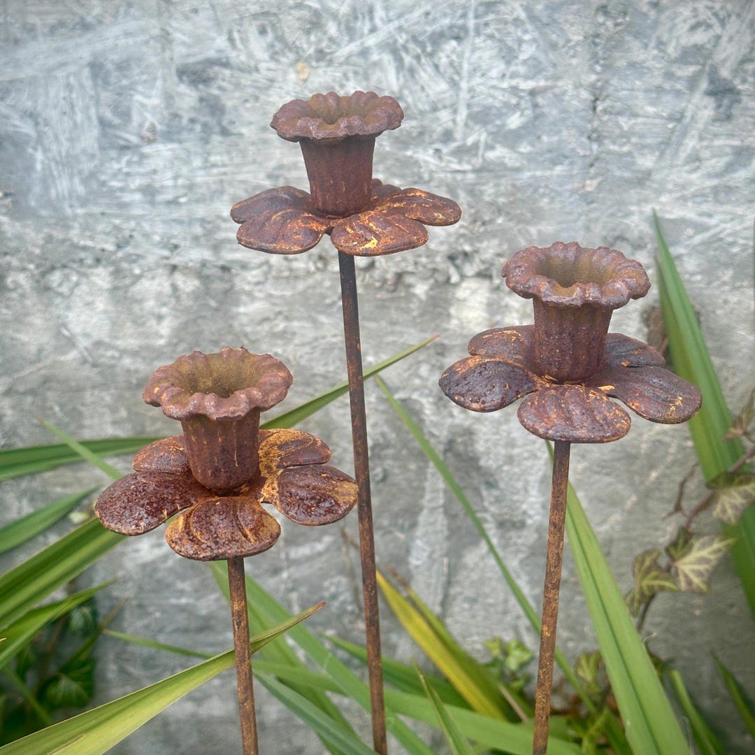 Metal Flower Garden Stake, Rustic Bell-shaped Flower Décor