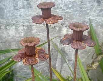 Metal Flower Garden Stake, Rustic Bell-shaped Flower Décor