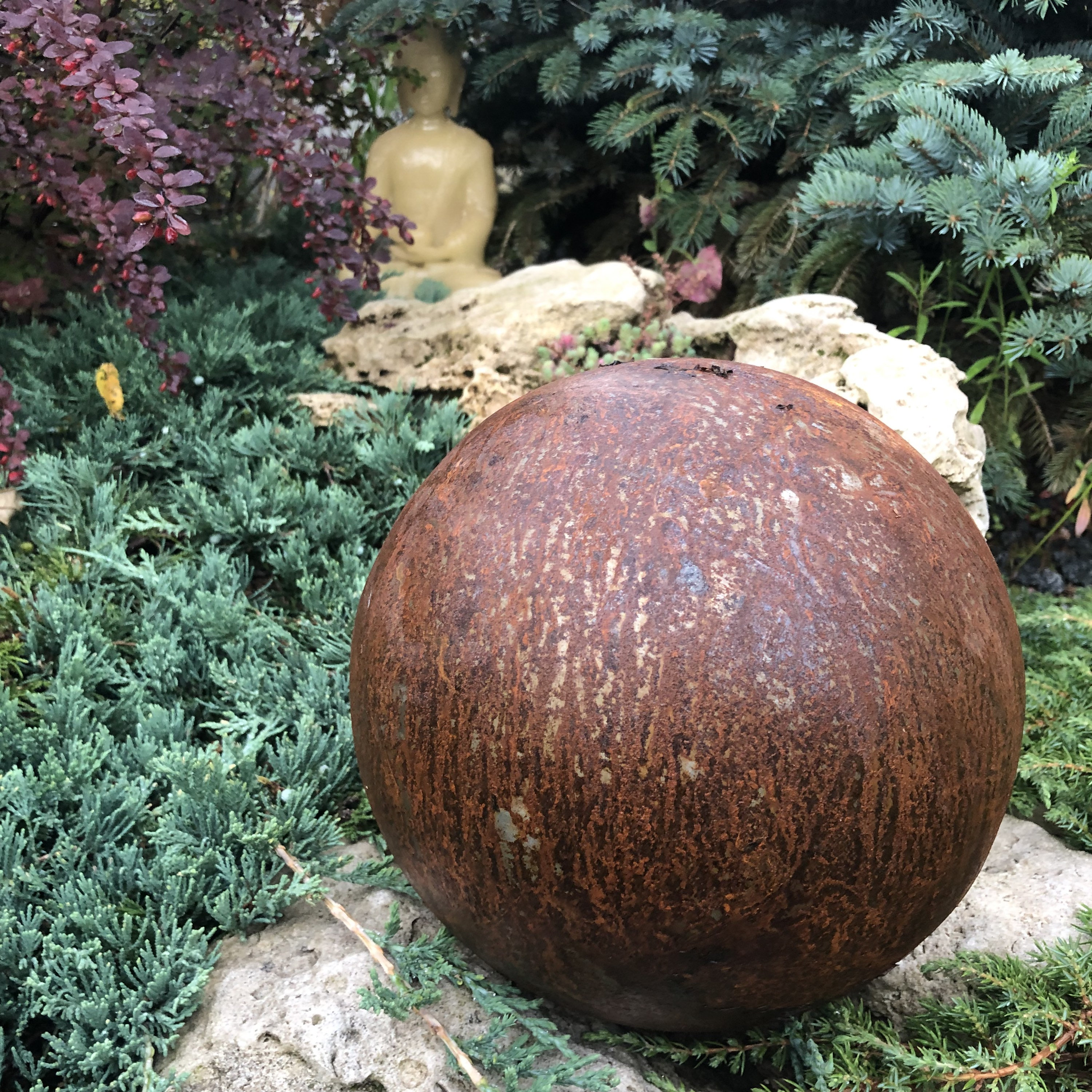 Ornement rouillé en métal de sculpture d'orbe de sphère ouverte d'art  moderne de jardin -  France