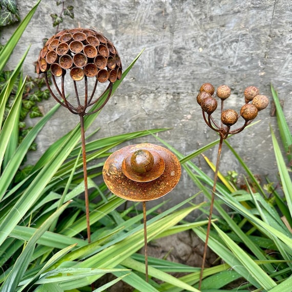 Rostige Metall exotische Blumen 3er-Set Regenfänger Gartenstecker Biene Schmetterling Wasserstation