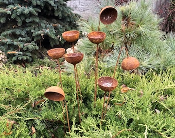 Juego de 8 estacas de jardín con forma de capullos de flores oxidados, decoración de metal, arte rústico para el jardín, esculturas para exteriores, adornos desgastados.