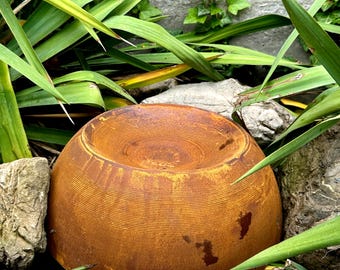 Adorno rústico de metal para jardín: captador de lluvia, bebedero y comedero para pájaros.
