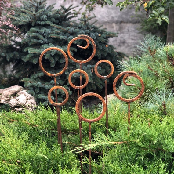Ensemble de 7 embouts rouillés, piquets de jardin, décor de jardin en métal,  art de cour en métal, décor en métal extérieur, sculpture de jardin en  anneaux métalliques rouillés -  France
