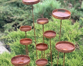 Raccoglitore di pioggia in metallo arrugginito con paletti da giardino, stazione di abbeveraggio per api e farfalle, vaschetta per uccelli.