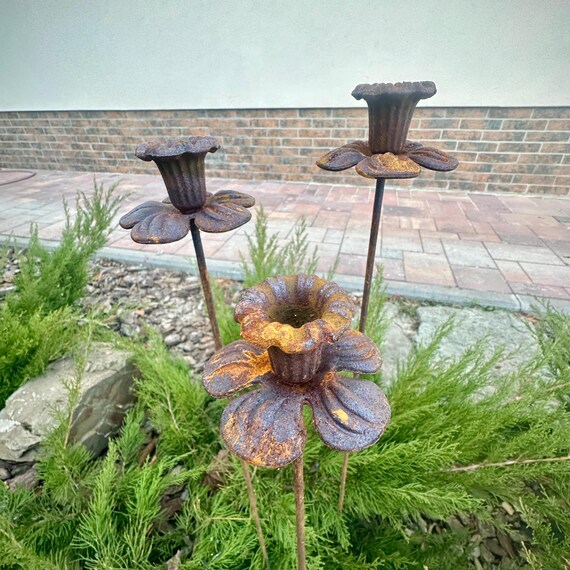 Metal Flower Garden Stake, Rustic Bell-shaped Flower Décor