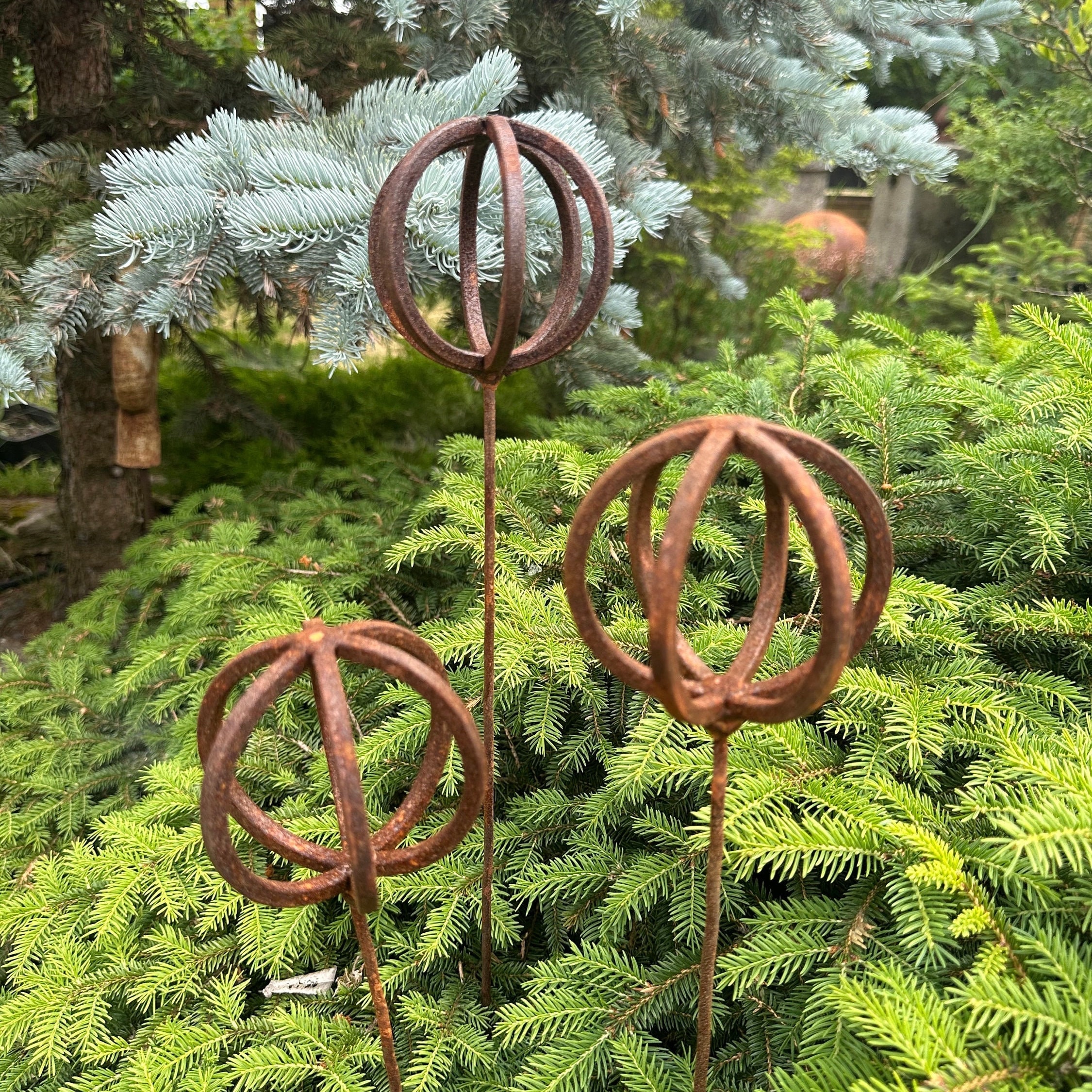 Lot de 3 fleurons rouillés, décoration de jardin en piquets de