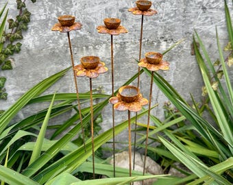 Adornos de jardín de metal oxidado con forma de narciso, juego de 6 estacas florales con aspecto envejecido.