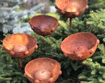 Set di fiori arrugginiti di 5, arredamento da giardino con pali da giardino, arredamento da giardino in metallo, arte del cortile in metallo, arredamento in metallo per esterni, scultura da giardino in metallo arrugginito