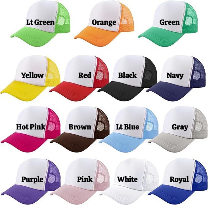 Puede incluir: Una colecci&oacute;n de gorras de camionero en varios colores, incluyendo verde, naranja, amarillo, rojo, negro, azul marino, rosa fuerte, marr&oacute;n, azul claro, gris, morado, rosa, blanco y azul real. Cada gorra tiene un panel frontal blanco y una parte trasera de malla.