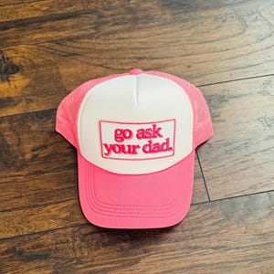 Puede incluir: Una taza de cer&aacute;mica blanca con un asa negra y el texto "But First, Coffee" en negro, en negrita. La taza est&aacute; sobre una superficie de madera.