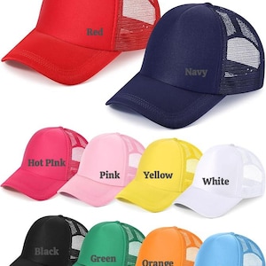 Puede incluir: Una colecci&oacute;n de gorras de camionero en varios colores: rojo, azul marino, rosa intenso, rosa, amarillo, blanco, negro, verde, naranja y azul. Cada gorra tiene un panel frontal s&oacute;lido y una parte trasera de malla, con el nombre del color impreso.
