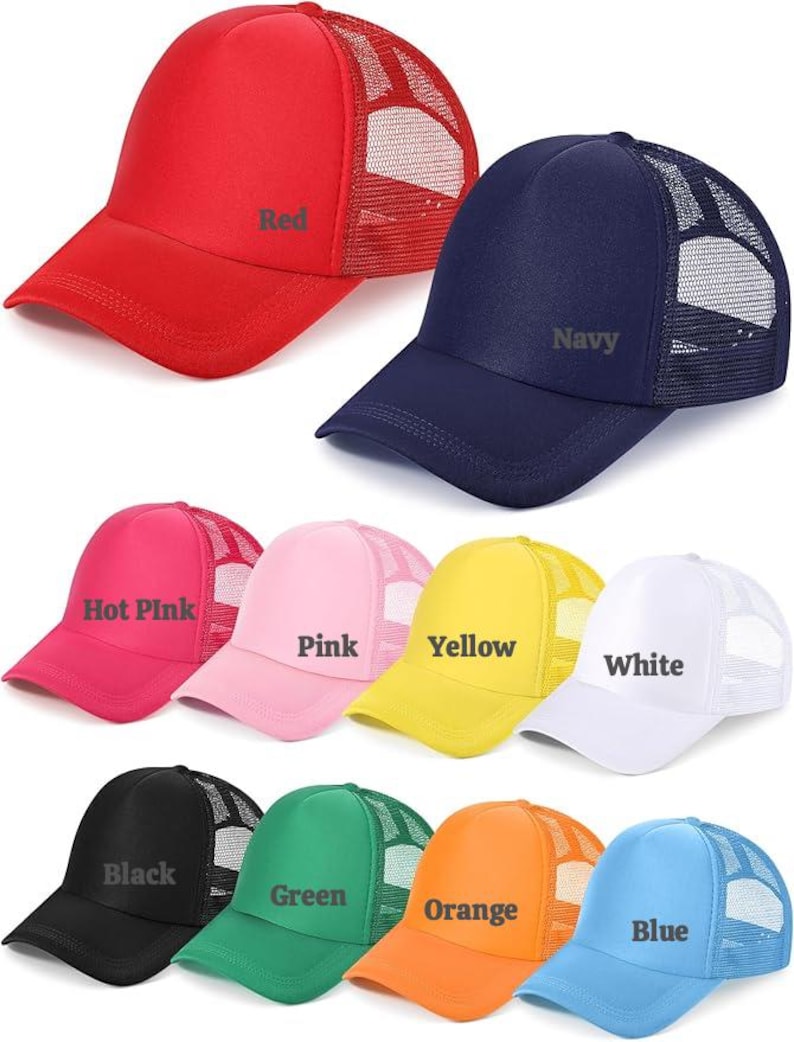 Puede incluir: Una colecci&oacute;n de gorras de camionero en varios colores: rojo, azul marino, rosa intenso, rosa, amarillo, blanco, negro, verde, naranja y azul. Cada gorra tiene un panel frontal s&oacute;lido y una parte trasera de malla, con el nombre del color impreso.