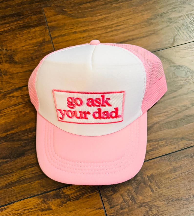 Gorra de camionero con parche bordado "Pregúntale a tu papá" - Accesorios Pink/White