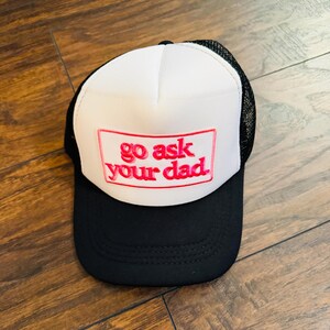 Gorra de camionero con parche bordado "Pregúntale a tu papá" - Accesorios Black/White