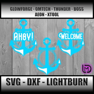 Puede incluir: Tres archivos de corte SVG de anclas azules con las palabras "Ahoy!" y "Welcome" sobre un fondo de madera. El texto "SVG - DXF - LIGHTBURN" está en la parte inferior de la imagen.