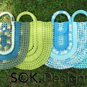 Peut inclure: Quatre sacs en crochet de différentes couleurs, dont le vert, le bleu et le blanc. Les sacs ont une forme arrondie et sont faits d'un motif délicat et ajouré. Les sacs ont des anses et sont parfaits pour transporter de petits objets.