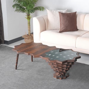 Couchtisch aus Nussbaum: Rauchglasplatte, geometrisches Design