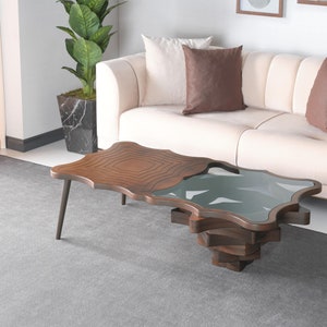 Couchtisch aus Nussbaum: Rauchglasplatte, geometrisches Design
