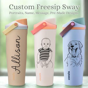 Peut inclure: Trois bouteilles d'eau isolées avec des couvercles et des poignées colorés. L'une est beige avec le nom "Allison" en écriture cursive. La seconde est blanche avec un portrait de bébé. La troisième est bleu clair avec un portrait de chien. Le texte "Custom Freesip Sway" est en haut.