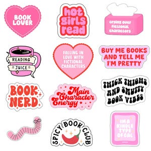 Puede incluir: Una colección de pegatinas rosas y rojas con temas de lectura y libros. Las pegatinas incluyen frases como "Book Lover", "Hot Girls Read" y "Book Nerd". Otras muestran un gusano y una taza de café.